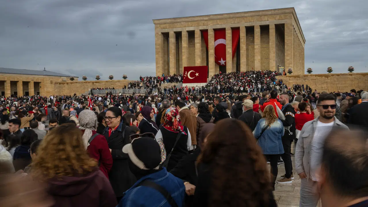 Yurttaşlar Cumhuriyet’in 103. yılı dolayısıyla Anıtkabir’i ziyaret etti: ‘Keşke burada olabilseydi…’